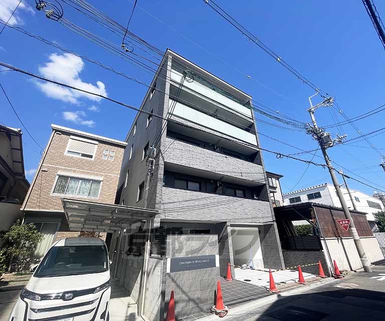 京都市右京区西院太田町のマンションの建物外観