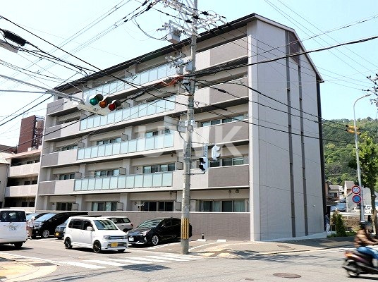 京都市山科区西野山中鳥井町のマンションの建物外観