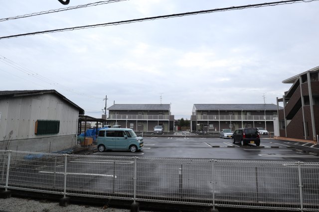 【奈良市杏町のアパートの駐車場】