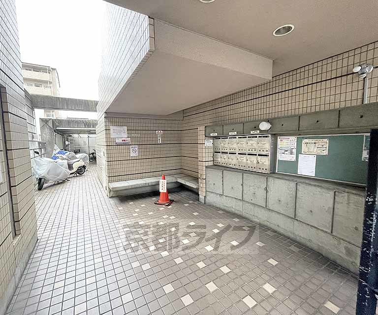 【京都市西京区下津林東芝ノ宮町のマンションのロビー】