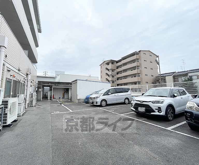 【京都市西京区下津林東芝ノ宮町のマンションの駐車場】