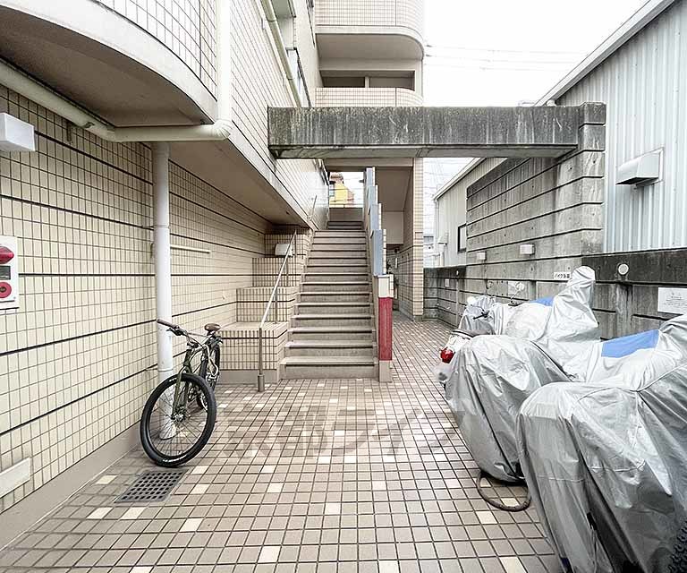 【京都市西京区下津林東芝ノ宮町のマンションのエントランス】