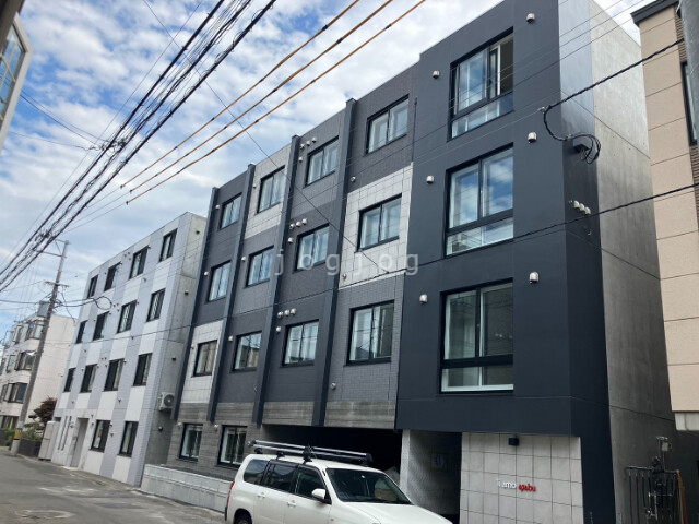 【札幌市北区麻生町のマンションの建物外観】