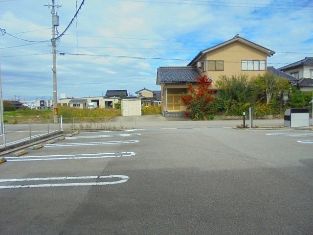 【高岡市金屋のアパートの駐車場】