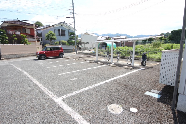 【高市郡高取町大字下土佐のアパートの駐車場】