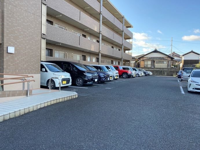 【草津市青地町のマンションの駐車場】