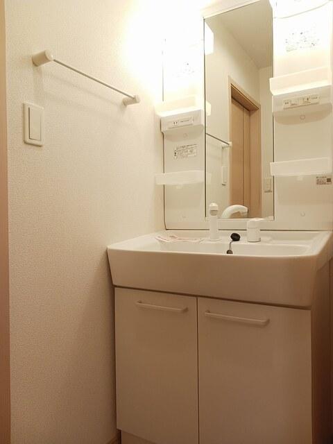 洗面設備　照明・シャワー付きの洗面台☆