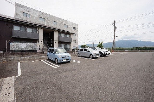 【直方市新町のアパートの駐車場】