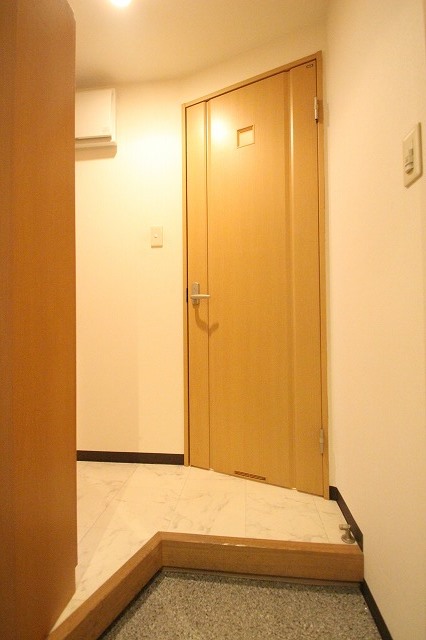 玄関　同物件別室です。