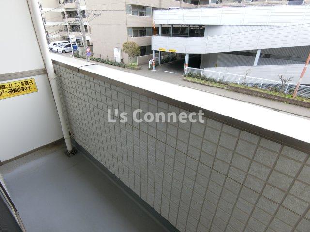 バルコニー　２階のお部屋で洗濯物もたくさん干せます。