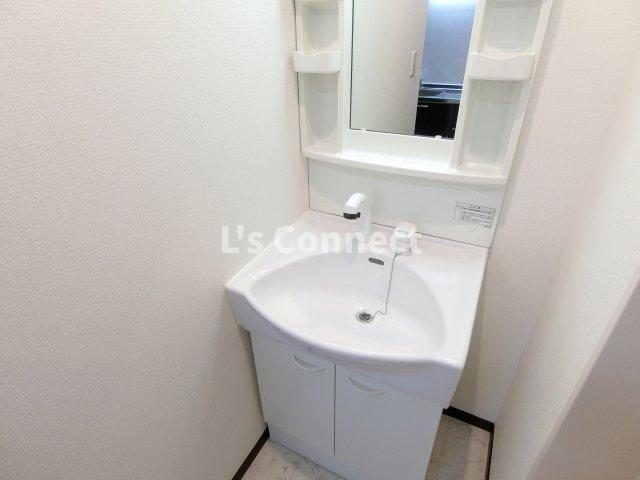 洗面設備　朝の支度もスムーズな独立洗面台。