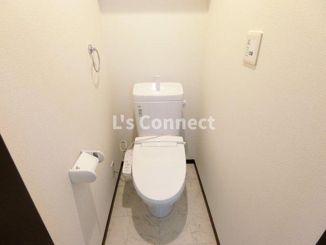 トイレ　温水洗浄便座付きのトイレ。