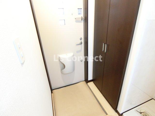 玄関　背の高い下駄箱で靴も収納できます。