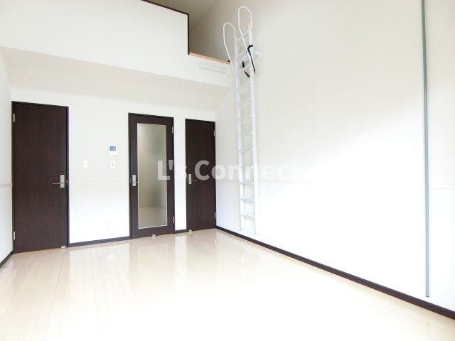 居室・リビング　８．２帖の洋室にロフト付き。