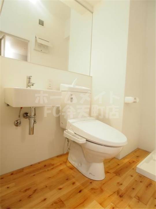 トイレ　温水洗浄付き便座です