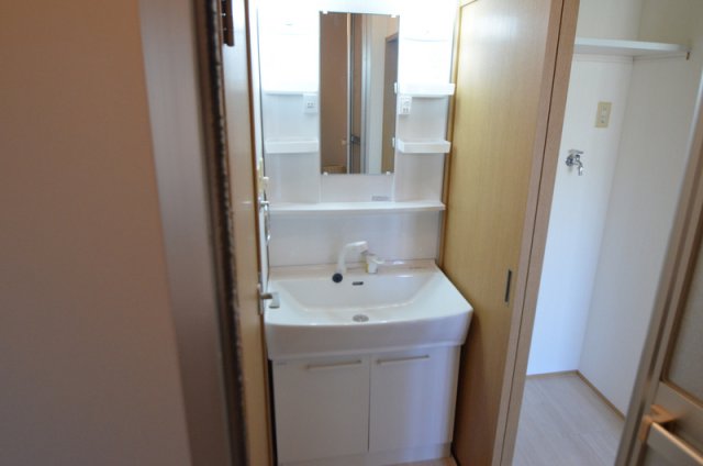 洗面設備　独立洗面台付きです