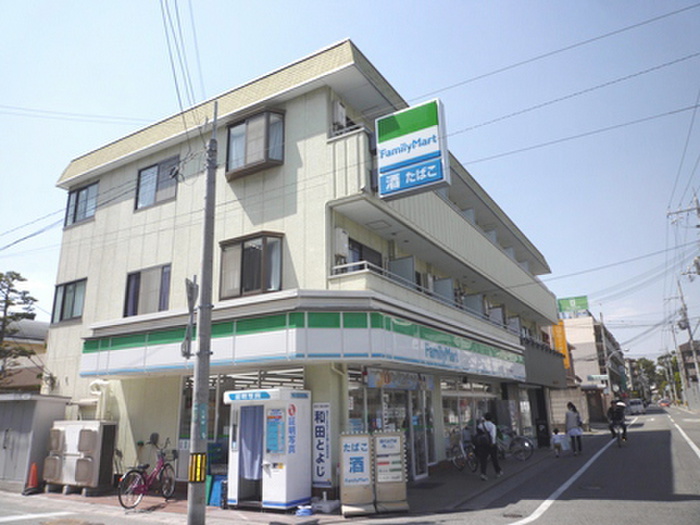 コンビニ　ファミリーマート（コンビニ）まで240m