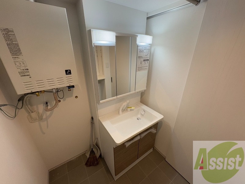 洗面設備　収納も豊富で使い勝手の良い洗面化粧台です。