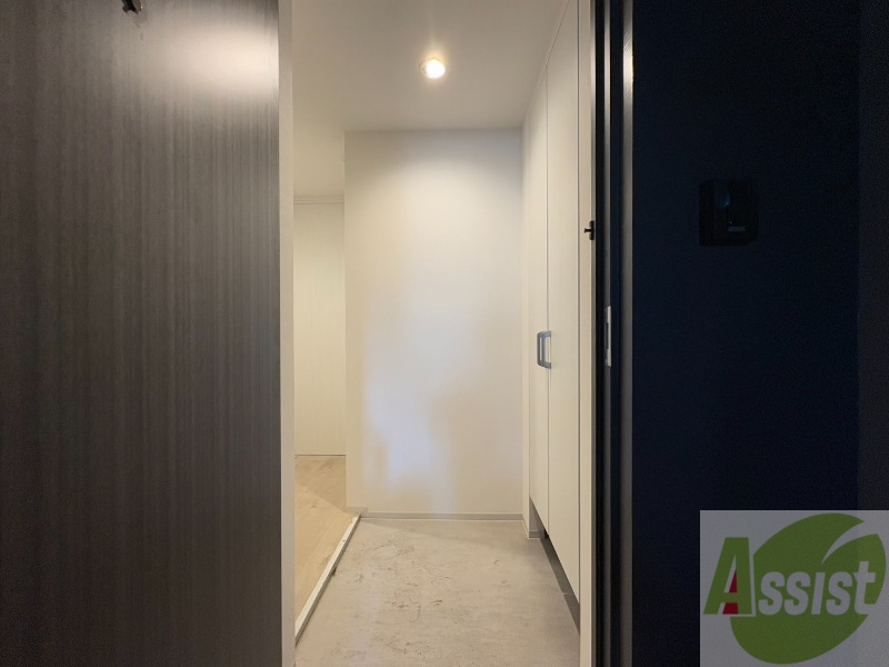 玄関　玄関です。ご覧の通り広々としていますね。