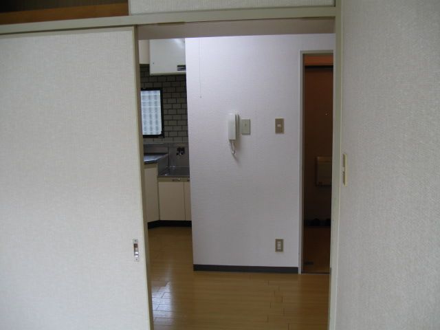 居室・リビング　洋室からダイニングキッチンを見た様子