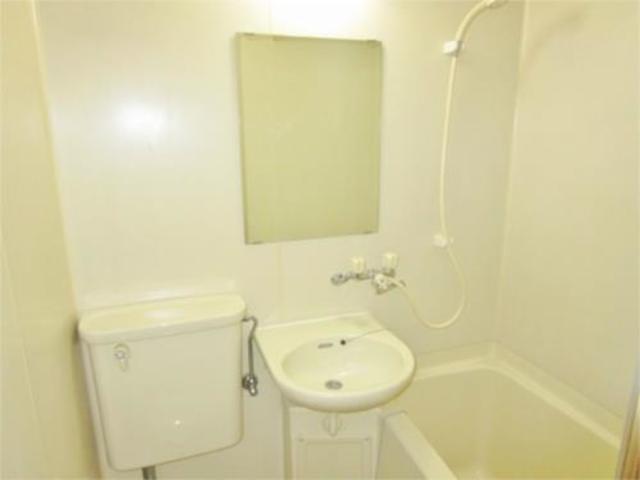 洗面設備　洗面台には鏡があります