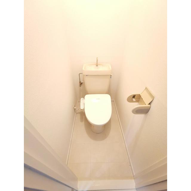 トイレ　別号室の写真になります。