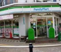 コンビニ　ファミリーマート梅ヶ丘駅前店（コンビニ）まで303m