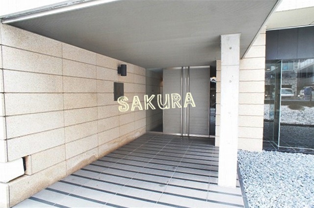 エントランス　重厚感のある建物デザイン♪