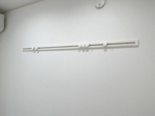 その他設備　壁掛けハンガーレール付き