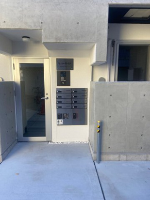 エントランス　重厚感のある建物デザイン♪