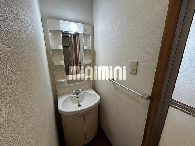 収納　明るい洋間