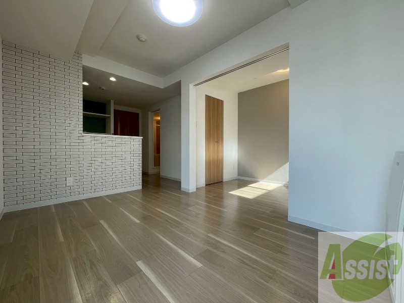 居室・リビング　木目のフローリングは落ち着きのある印象のお部屋になりますね。