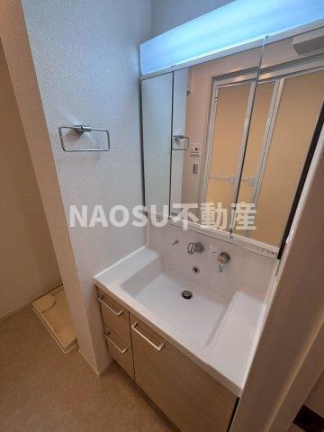 洗面設備　明るい洗面所です