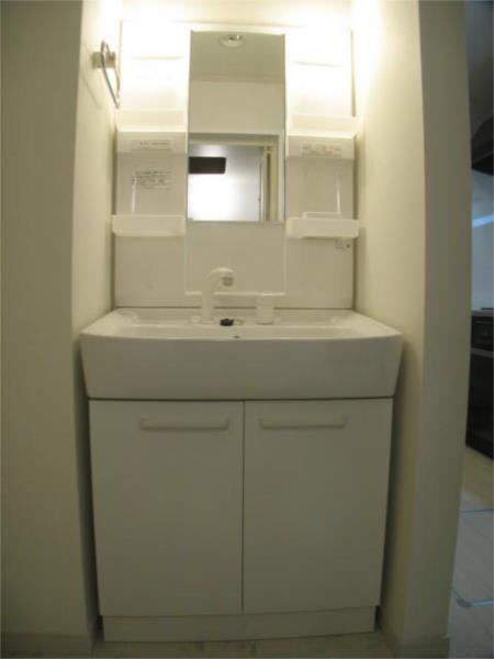 洗面設備　独立洗面台、朝の身支度には欠かせません