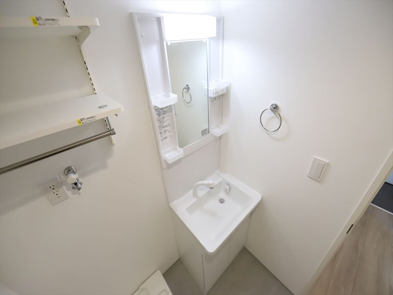 洗面設備　脱衣所　独立洗面台（シャンプードレッサー付）　同仕様写真