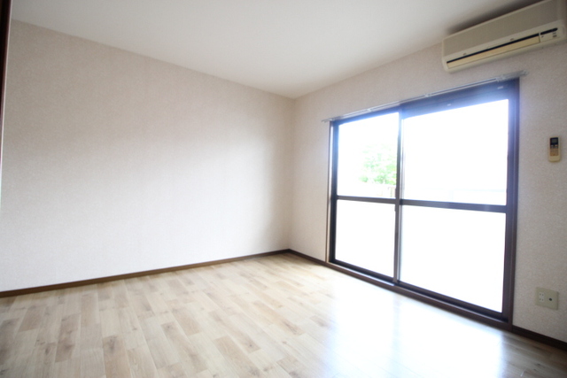 居室・リビング　※１１０号室の室内写真です♪