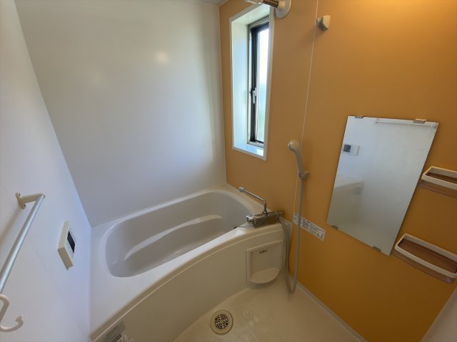 バス・シャワールーム　窓のある浴室です♪