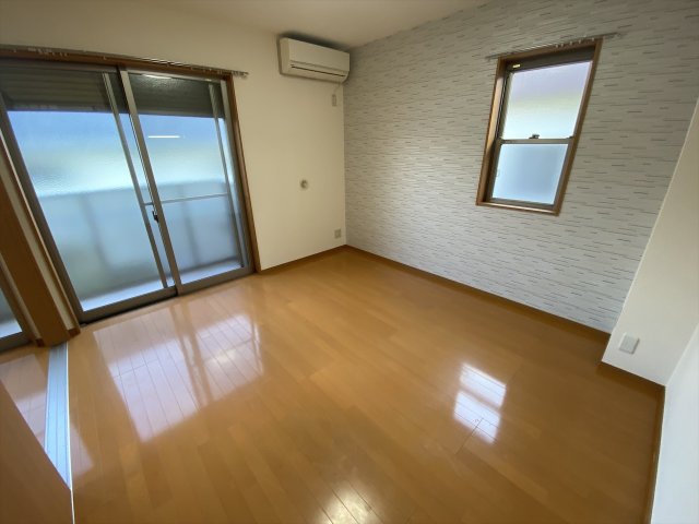 居室・リビング　2面の窓で明るいリビングです♪