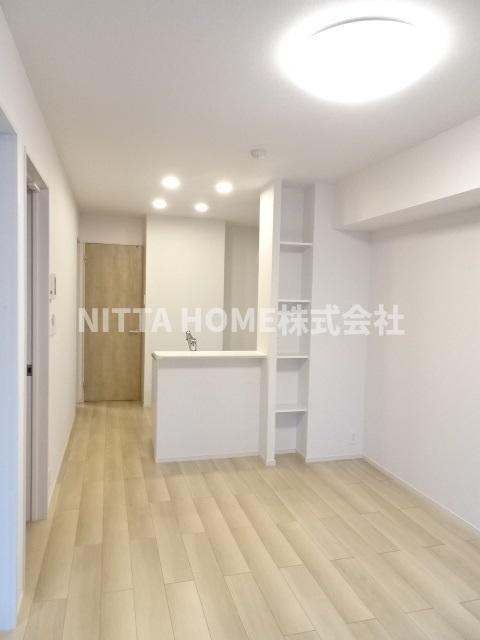 居室・リビング　カウンターキッチン付きの１０．９帖のリビングルーム＊