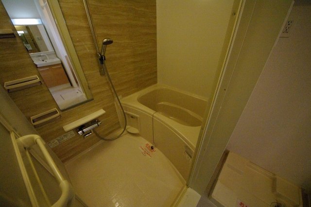 バス・シャワールーム　便利な追い炊き機能、浴室乾燥機付き♪