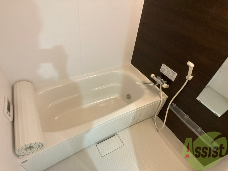 バス・シャワールーム　バスルームは狭すぎず、シャワーも浴びやすそうです。