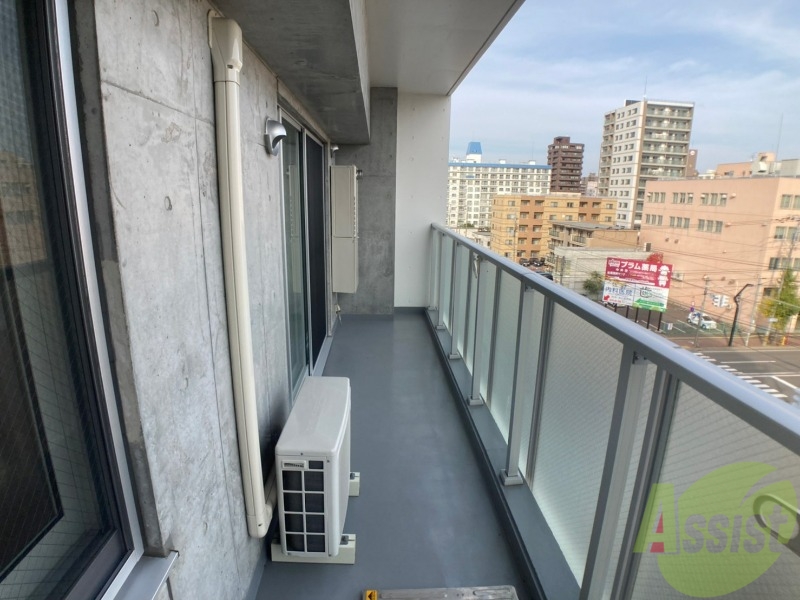 バルコニー　バルコニーは幅があり、広い印象を受けました。