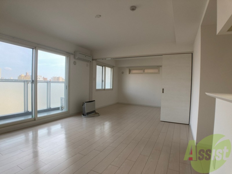 居室・リビング　白さが清潔感を出してくれます。お部屋も明るいですね。