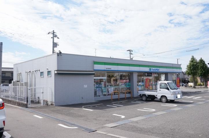 コンビニ　ファミリーマート（コンビニ）まで184m