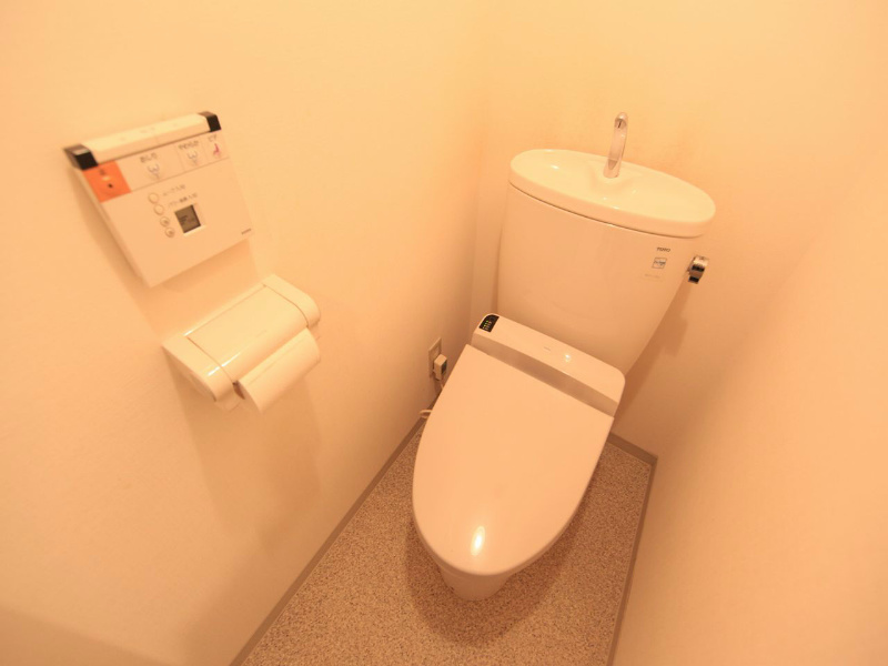 トイレ　温水洗浄暖房便座付トイレ