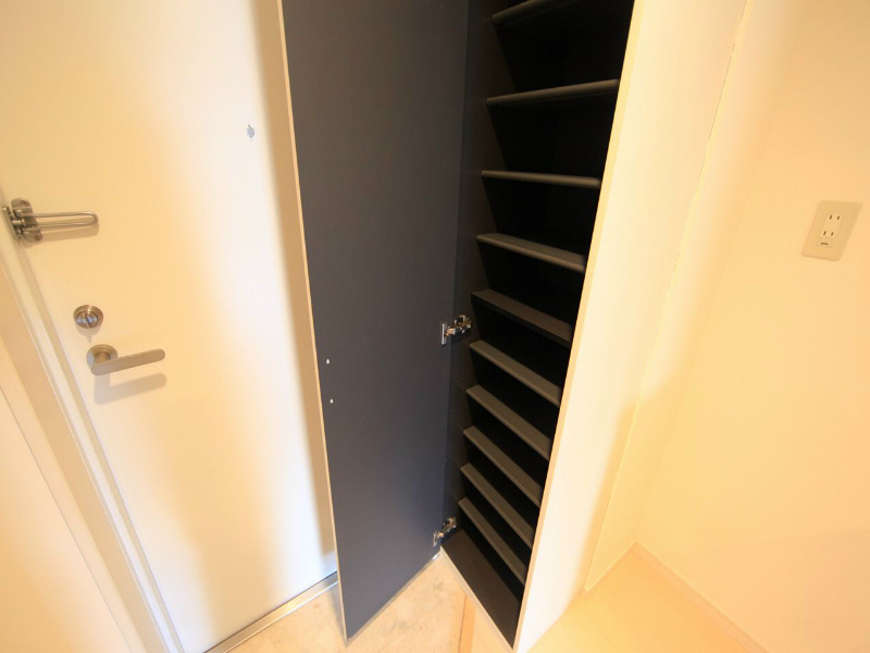 玄関　玄関　シューズボックス付（収納充実してます）