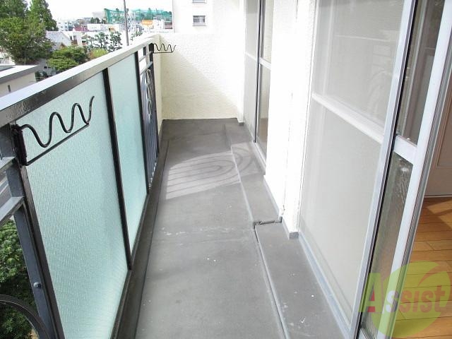 バルコニー　お布団、洗濯物を干すのに十分なバルコニーになっております