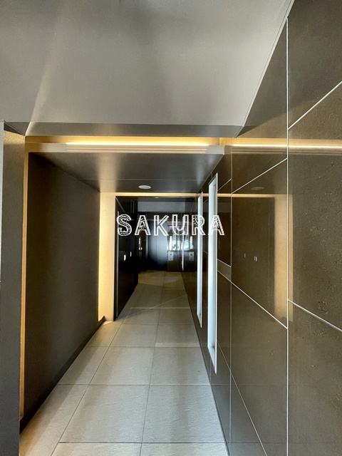 エントランス　重厚感のある建物デザイン♪