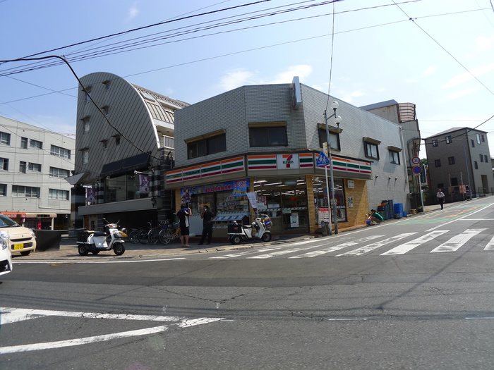 コンビニ　セブンイレブン（コンビニ）まで823m