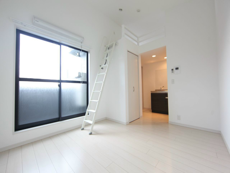 居室・リビング　洋室8.8帖　ロフト5.4帖（収納にも寝室にも使えます）